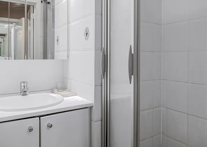 Four Seasons 0204 Met Garage نيوبورت